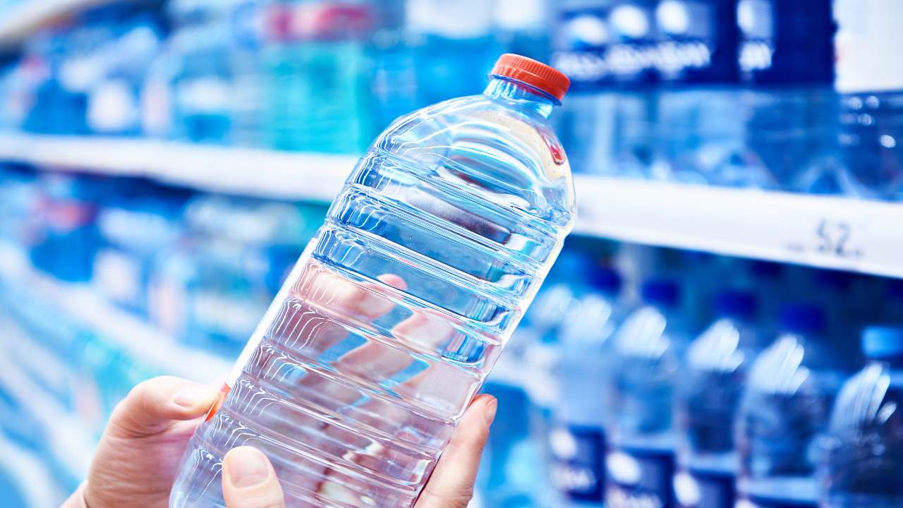 Perché i tappi non si staccano più dalle bottiglie di plastica?