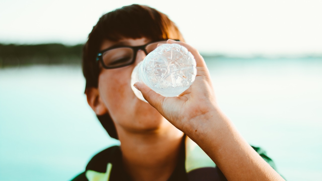 L'acqua in bottiglie di plastica fa male o possiamo ritenerla sicura?