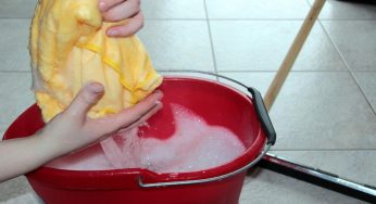 Come pulire i pavimenti senza stressare la schiena