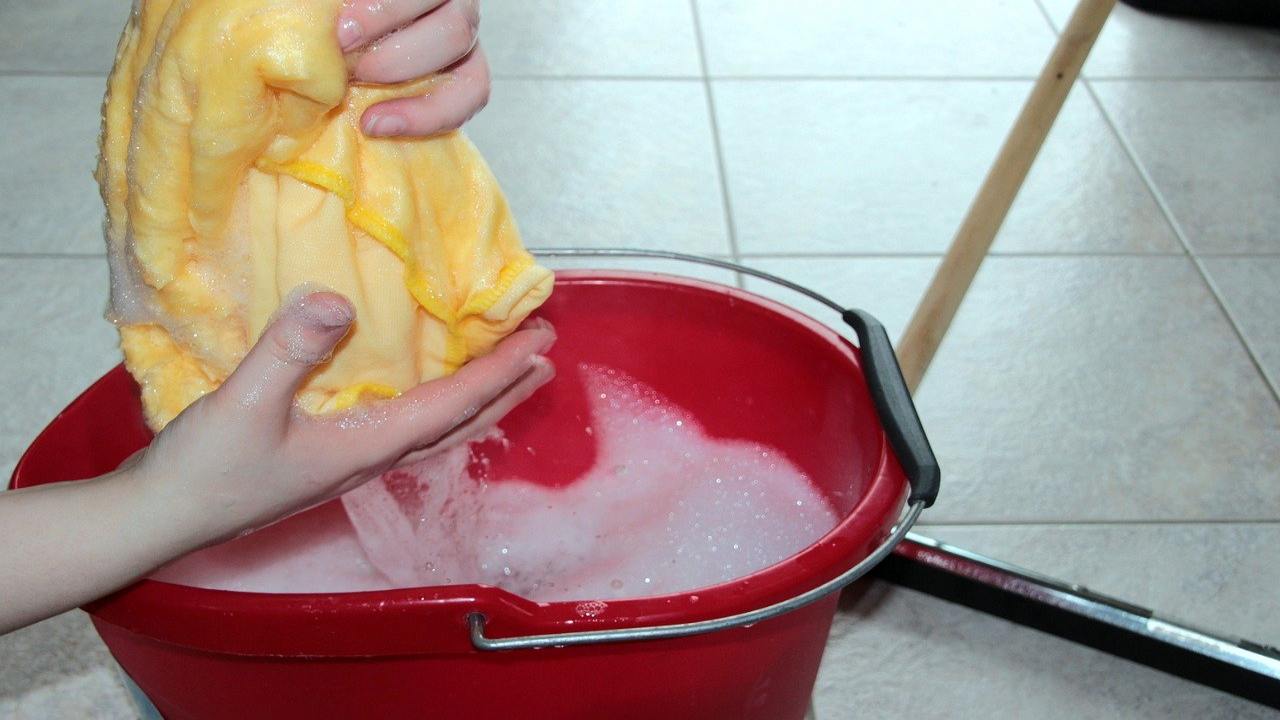 Come pulire i pavimenti senza stressare la schiena