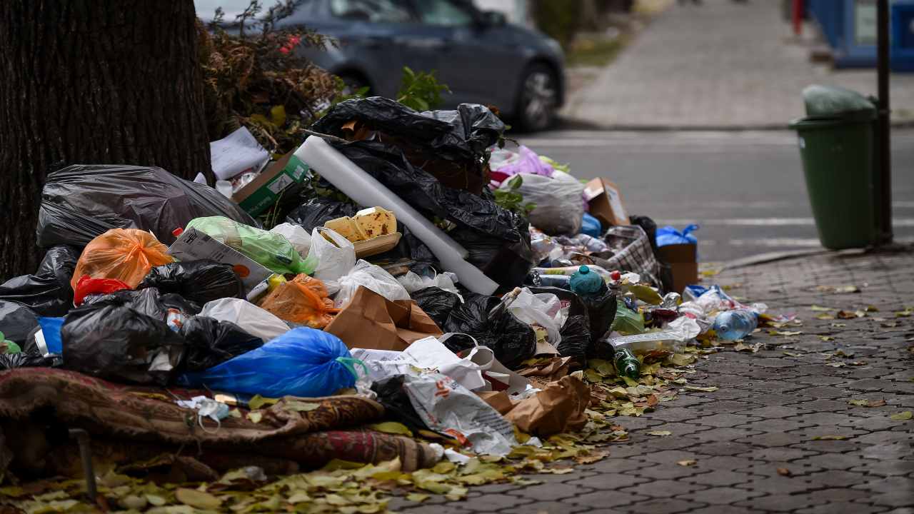 Occhio dove getti i rifiuti: la multa supera i 6.000 euro