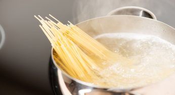 Sciacqua le verdure senza spreco: usa l’acqua di cottura della pasta