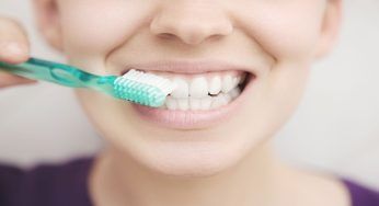 Mangi e lavi subito i denti: con questi cibi aspetta più di 20 minuti