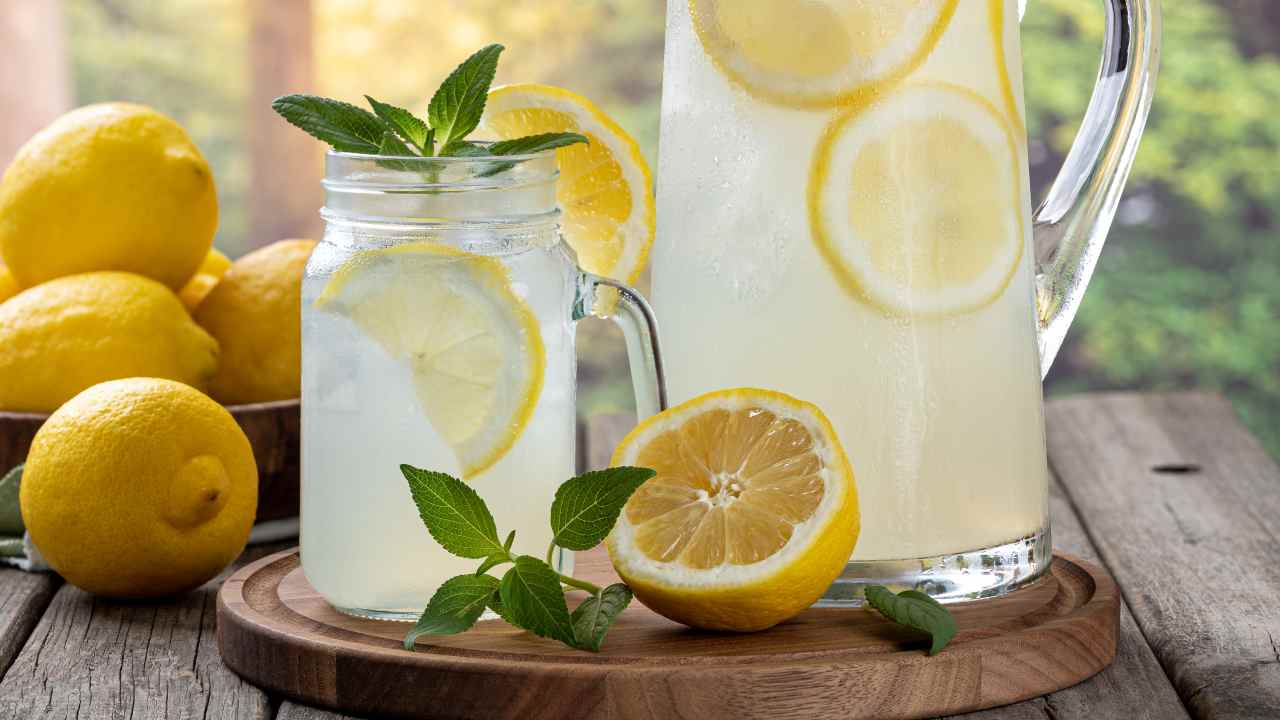 Succo di limone, salutare sì ma con moderazione: i rischi