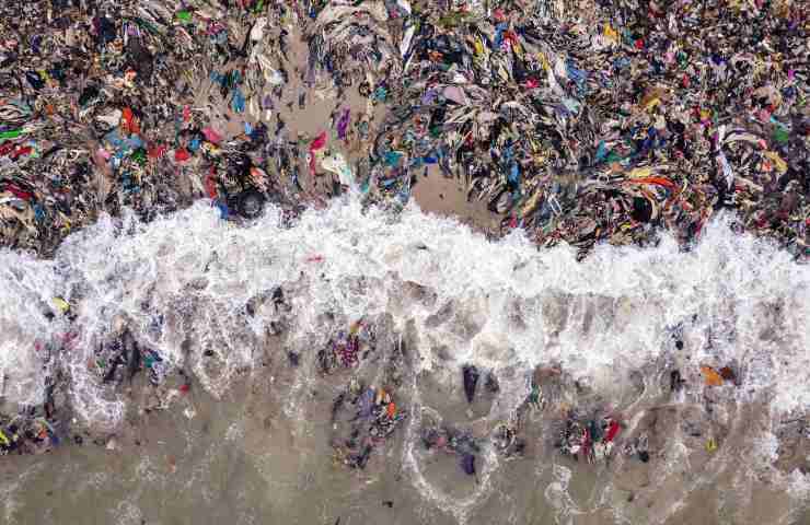 Abiti finiti in mare: la situazione allarmante