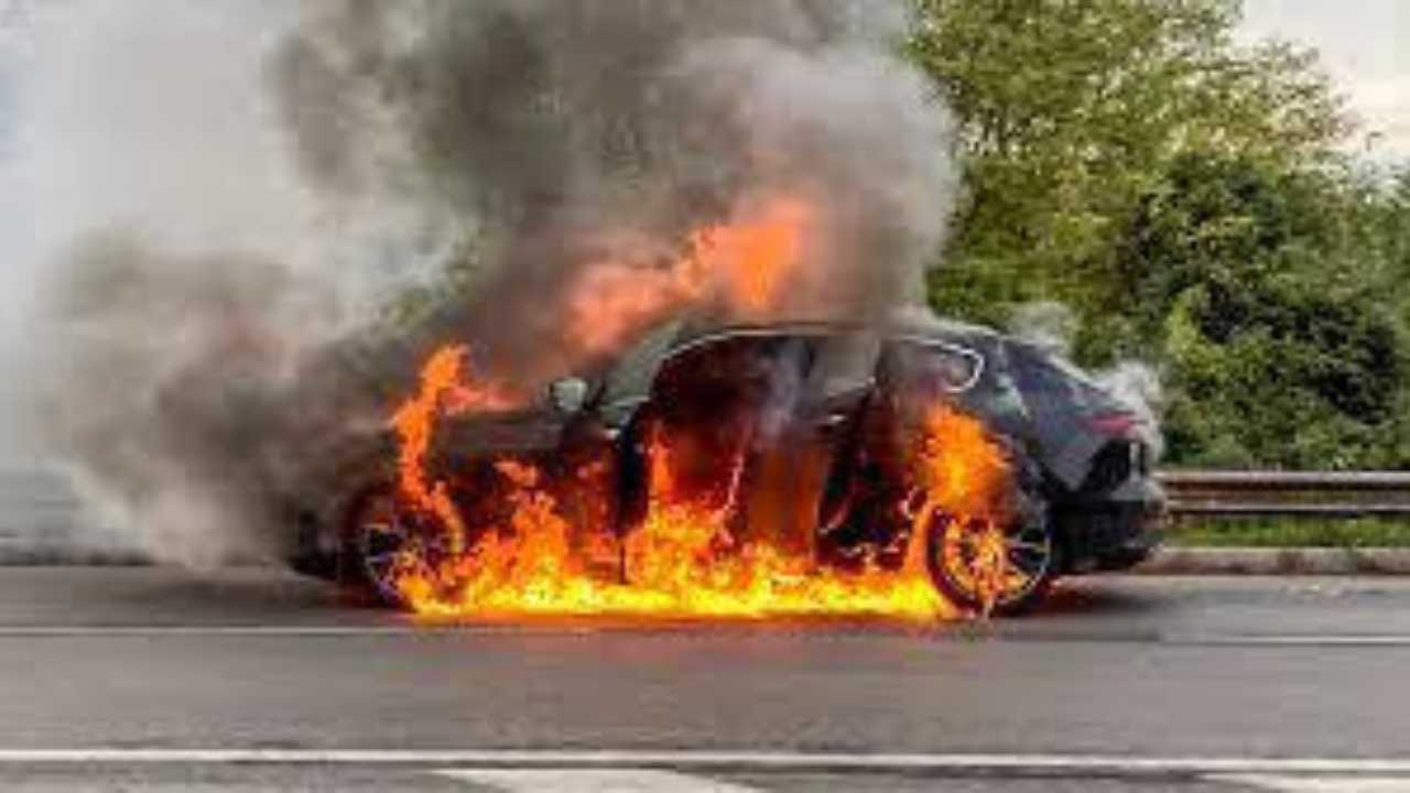 auto esplode napoli