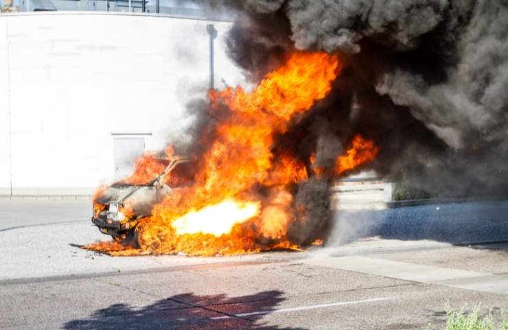 auto esplode napoli