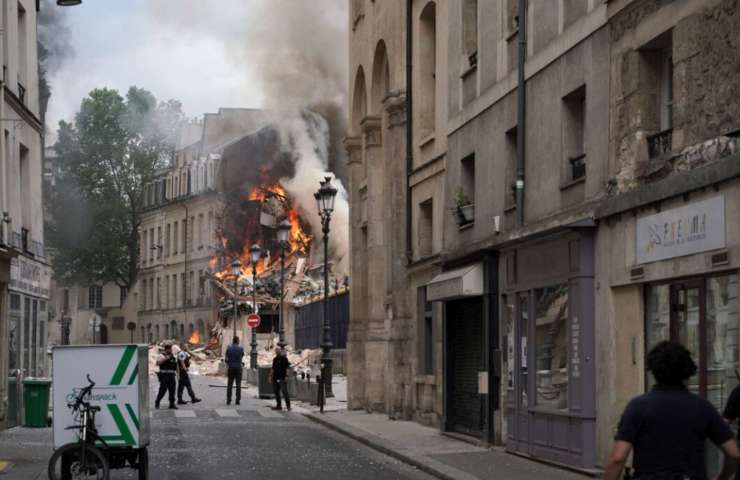 Incendio palazzo Parigi