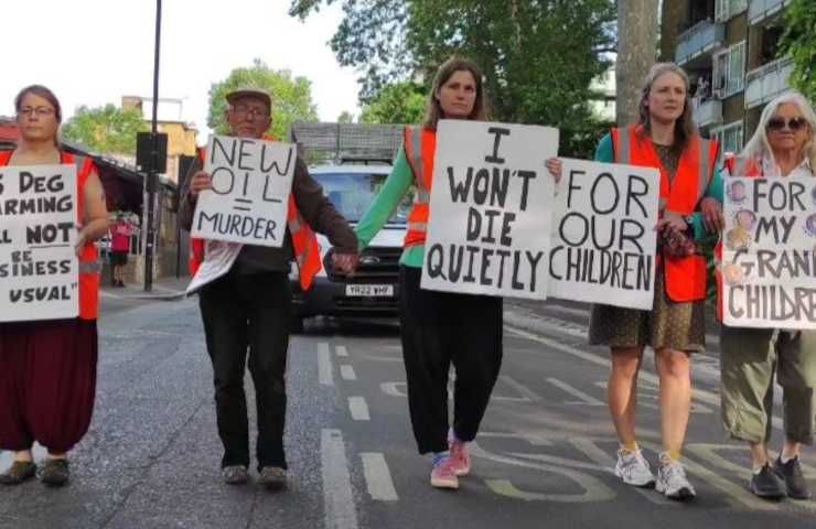 Manifestazione Just Stop Oil Londra secchiata acqua attivisti