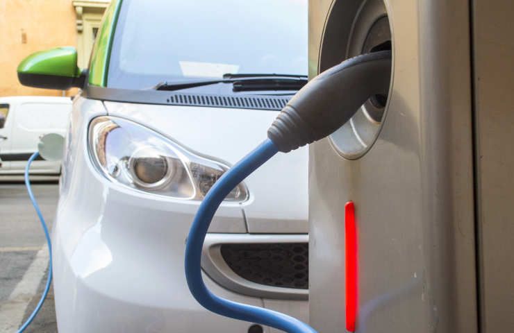Dibattito transizione veicoli green batterie litio biocarburanti