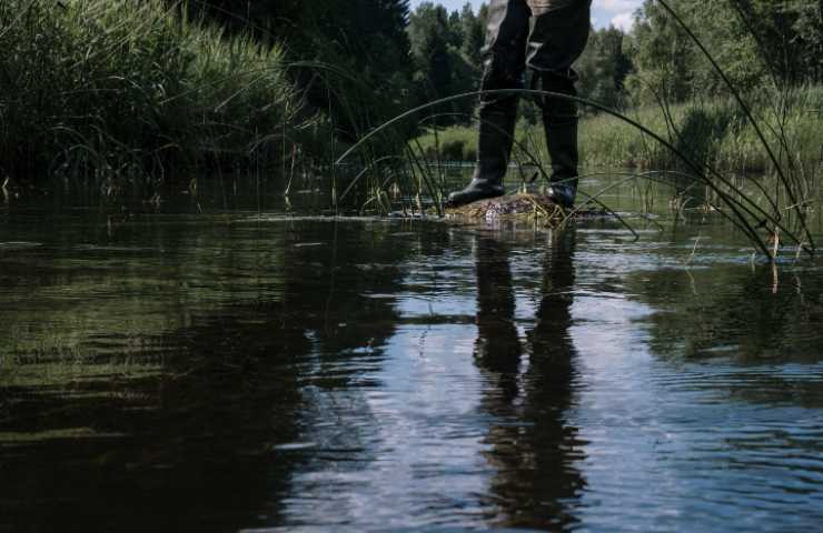 Stivali, trovarli appesi in campagna: cosa significa