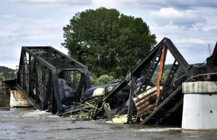 Treno caduto in un fiume 