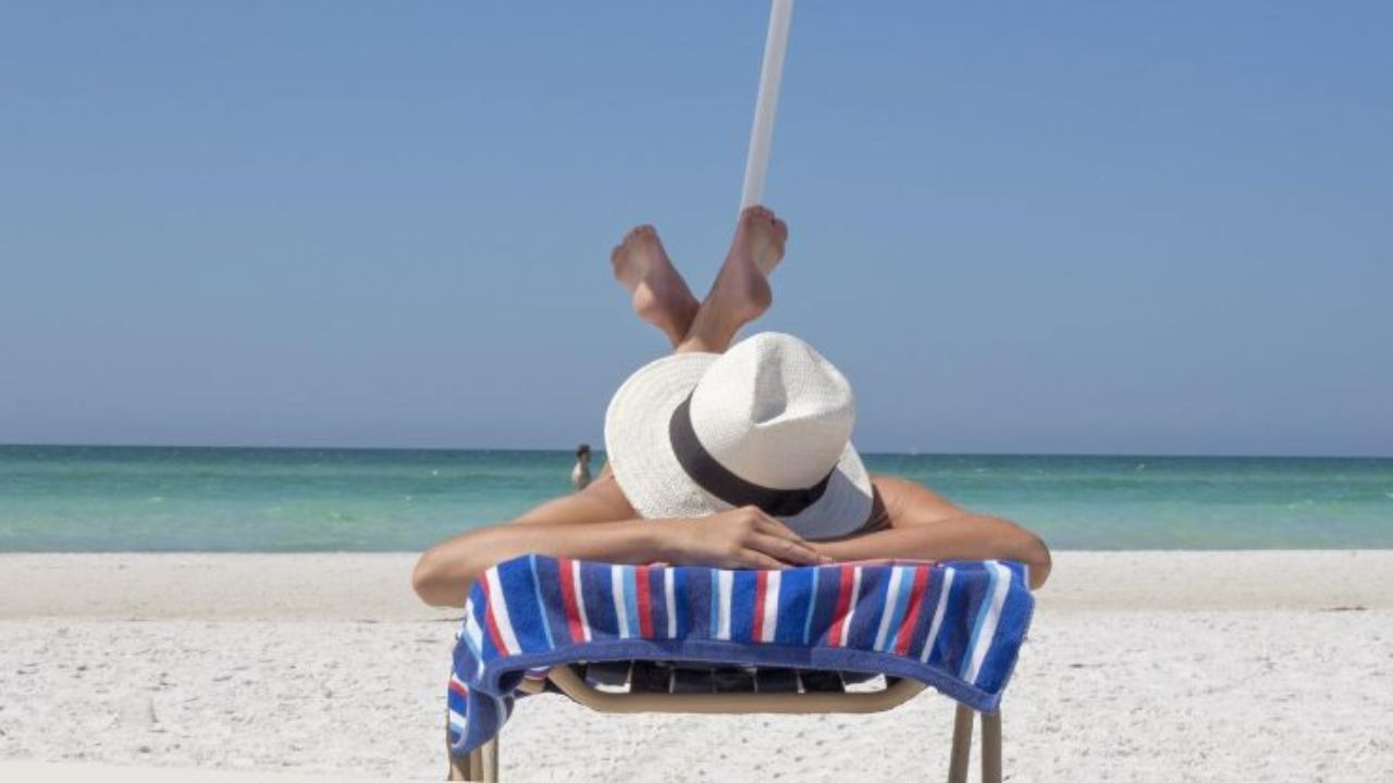 Vuoi prendere il sole nudo? Le spiagge che stai cercando e una la trovi in  Italia