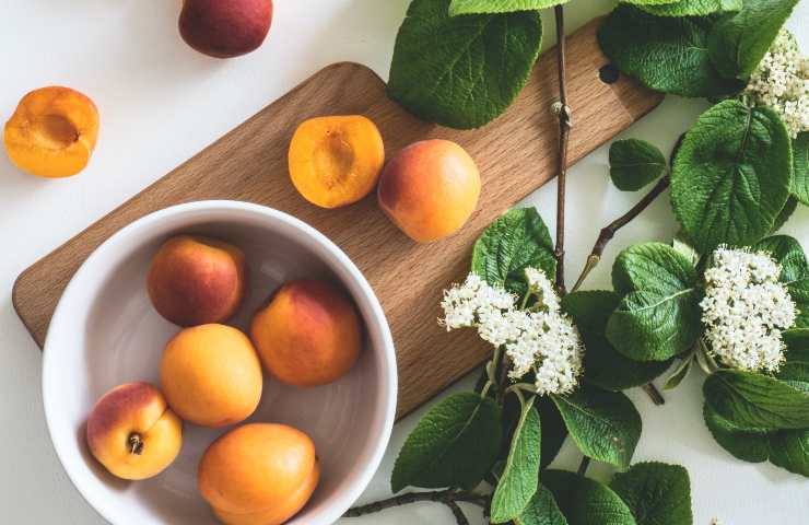 Albicocche tra la frutta di luglio