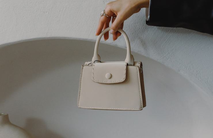 La borsa più piccola al mondo venduta per 63 mila euro: è un clone Louis  Vuitton