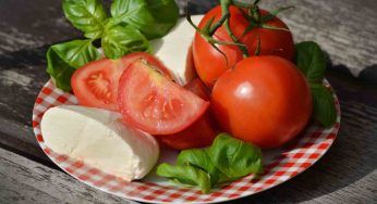 Pomodoro e mozzarella, un’accoppiata vincente ma da dover evitare in alcuni casi: quali