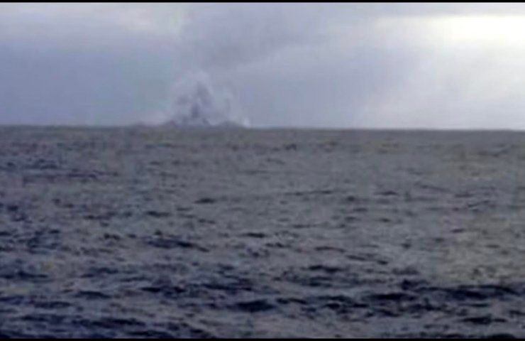 eruzione vulcano sottomarino oceano pacifico