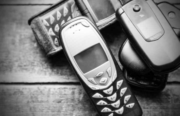 la moda dei dumb phone che attirano i giovani