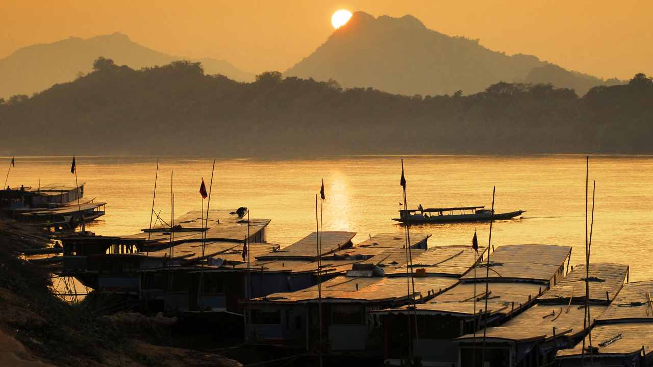 il festival delle sfere di fuoco del mekong