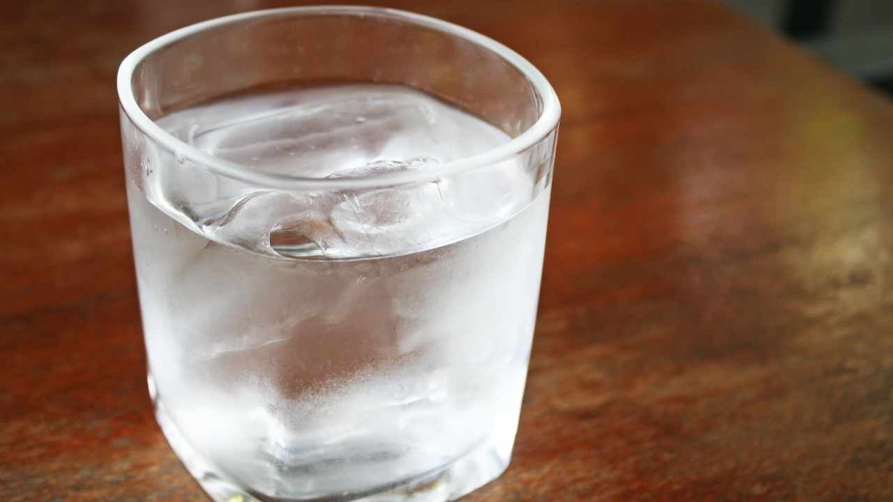 Bere acqua fredda rischi problemi salute