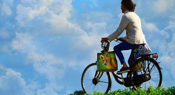 Dieci vantaggi se giri in bicicletta: ti cambiano davvero la vita