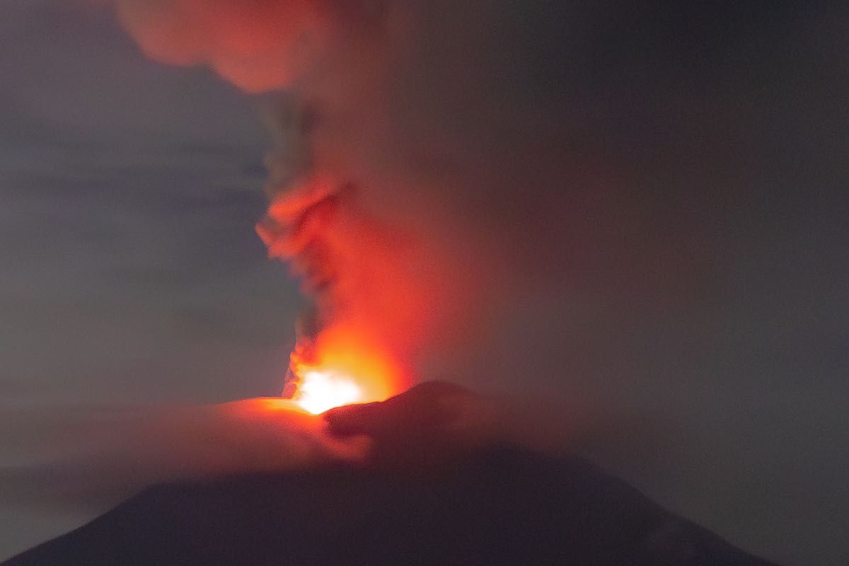 Vulcano in eruzione genera allerta arancione