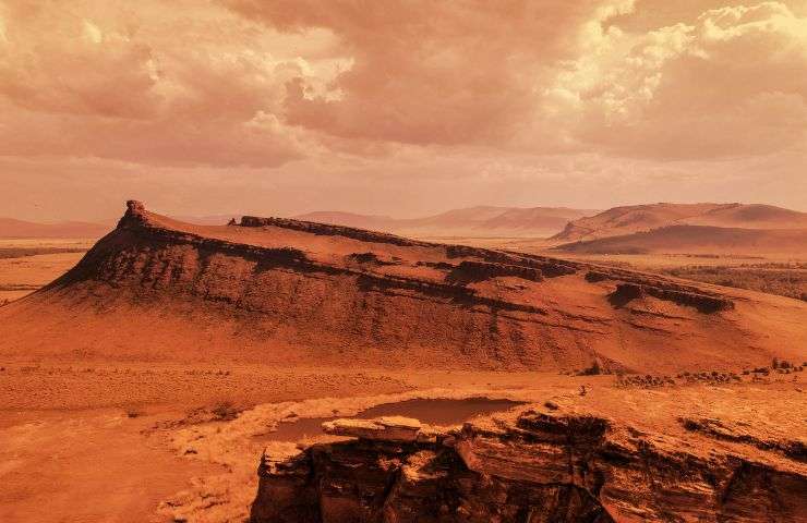 Il panorama sabbioso e roccioso di Marte