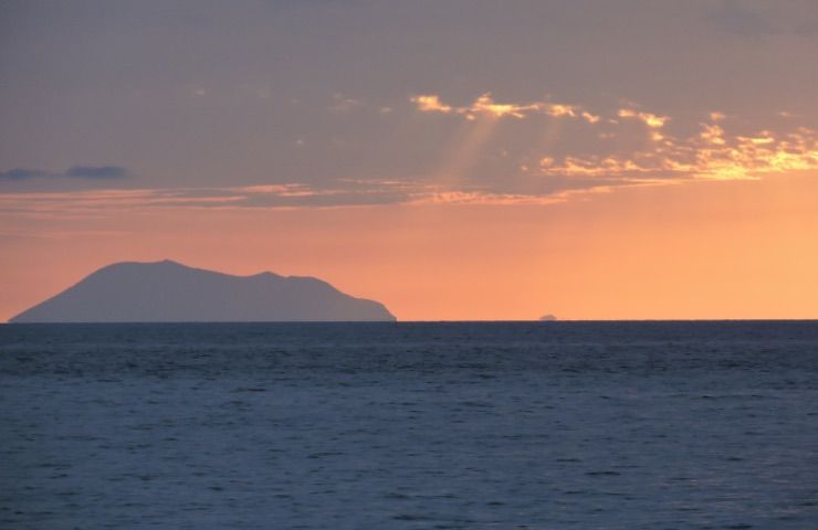 Isole Eolie con orizzonte arancione 