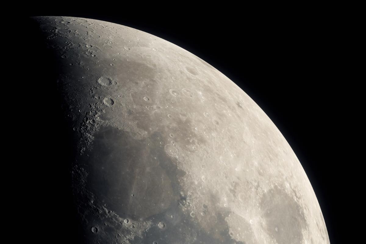 Immagine parziale e ravvicinata della superficie della luna