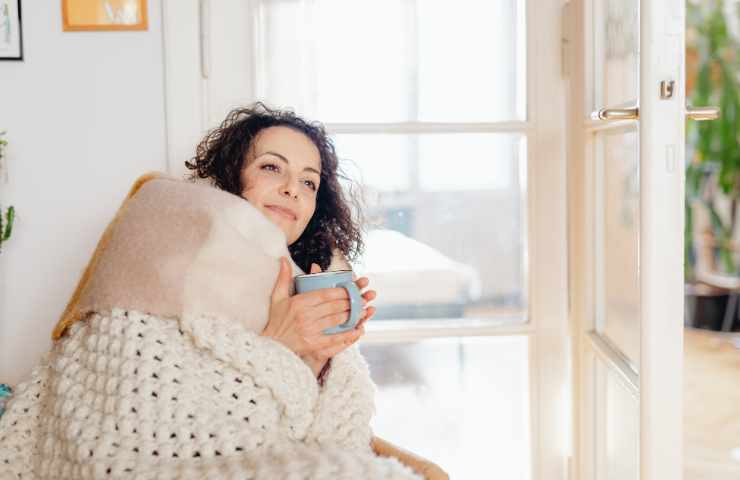 ragazza con coperta e tisana