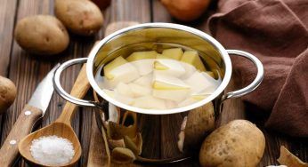 Non gettare l’acqua di cottura delle patate: puoi creare un fertilizzante naturale