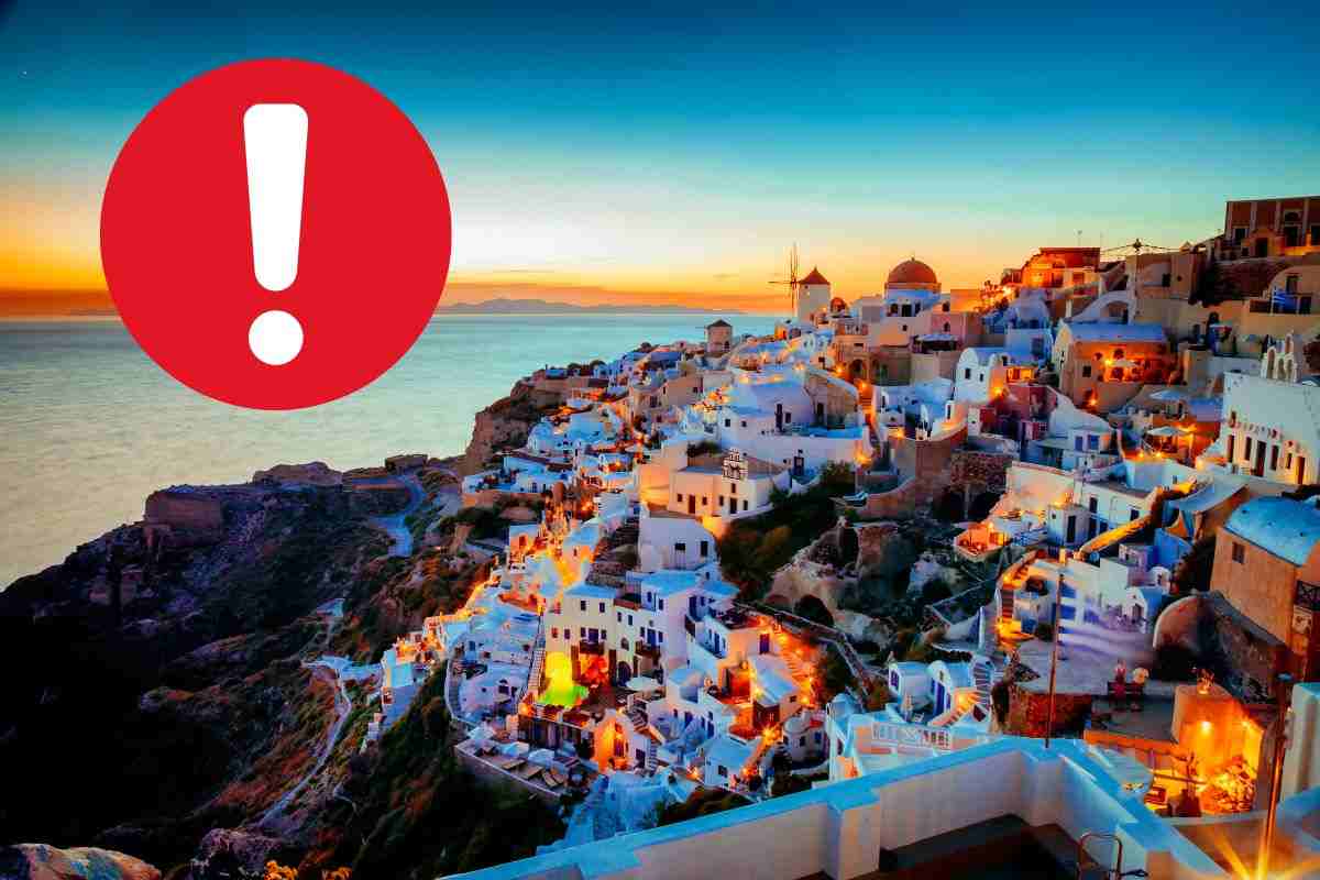 Santorini illuminata al tramonto