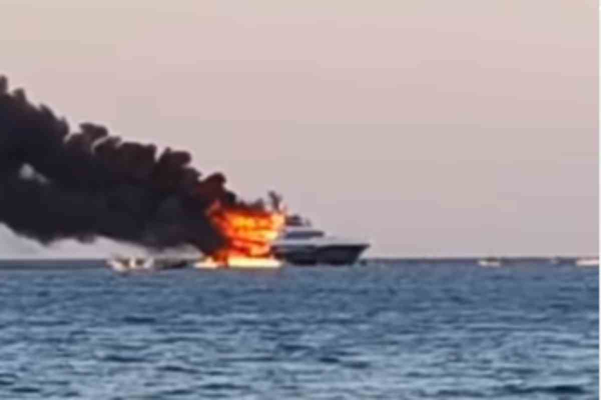 yacht fiamme olbia