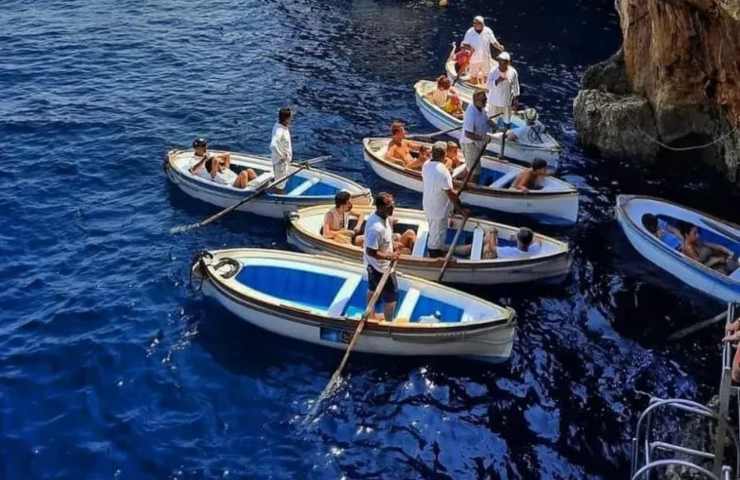 imbarcazioni difronte la grotta azzurra