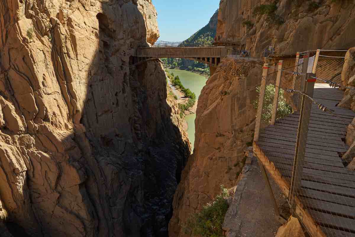 Le passerelle del sentiero sospeso tra le rocce in Spagna