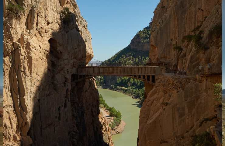 Ponte che unisce il sentiero della Gola di Gaitanes in Spagna 