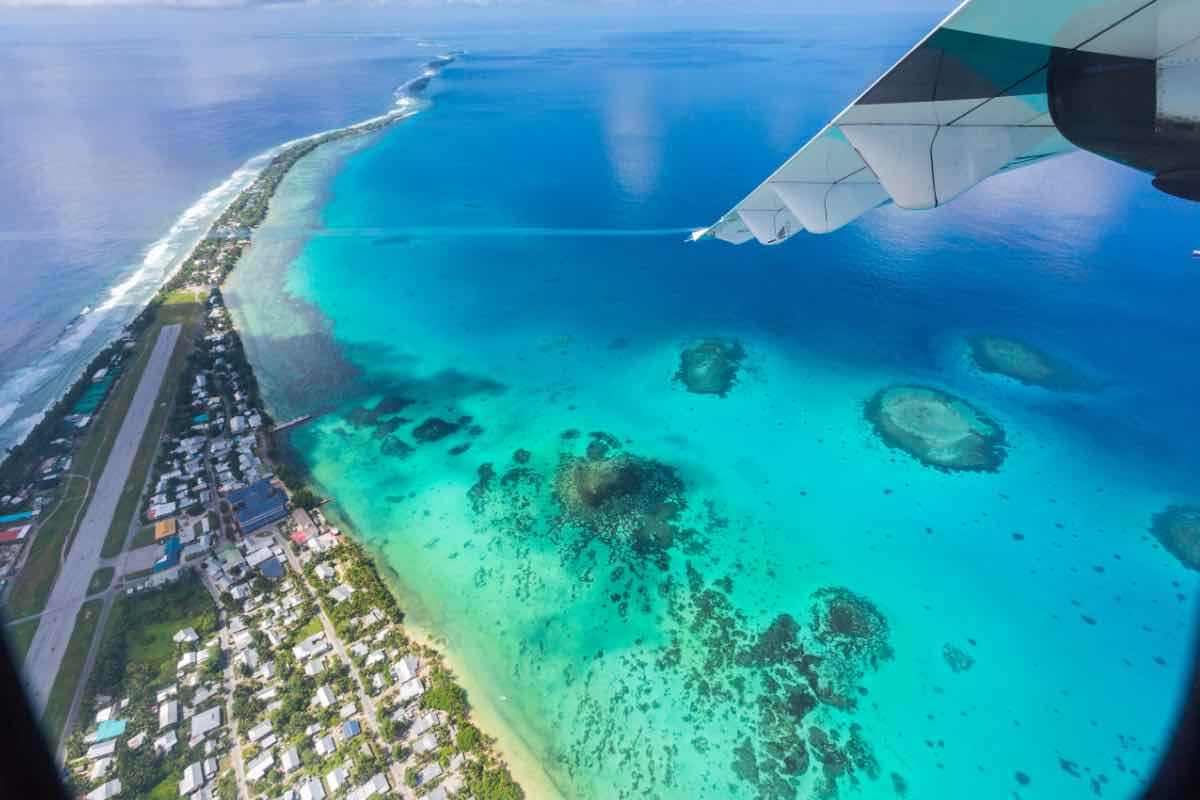 L’isola nel Pacifico vista dai finestrini di un aereo