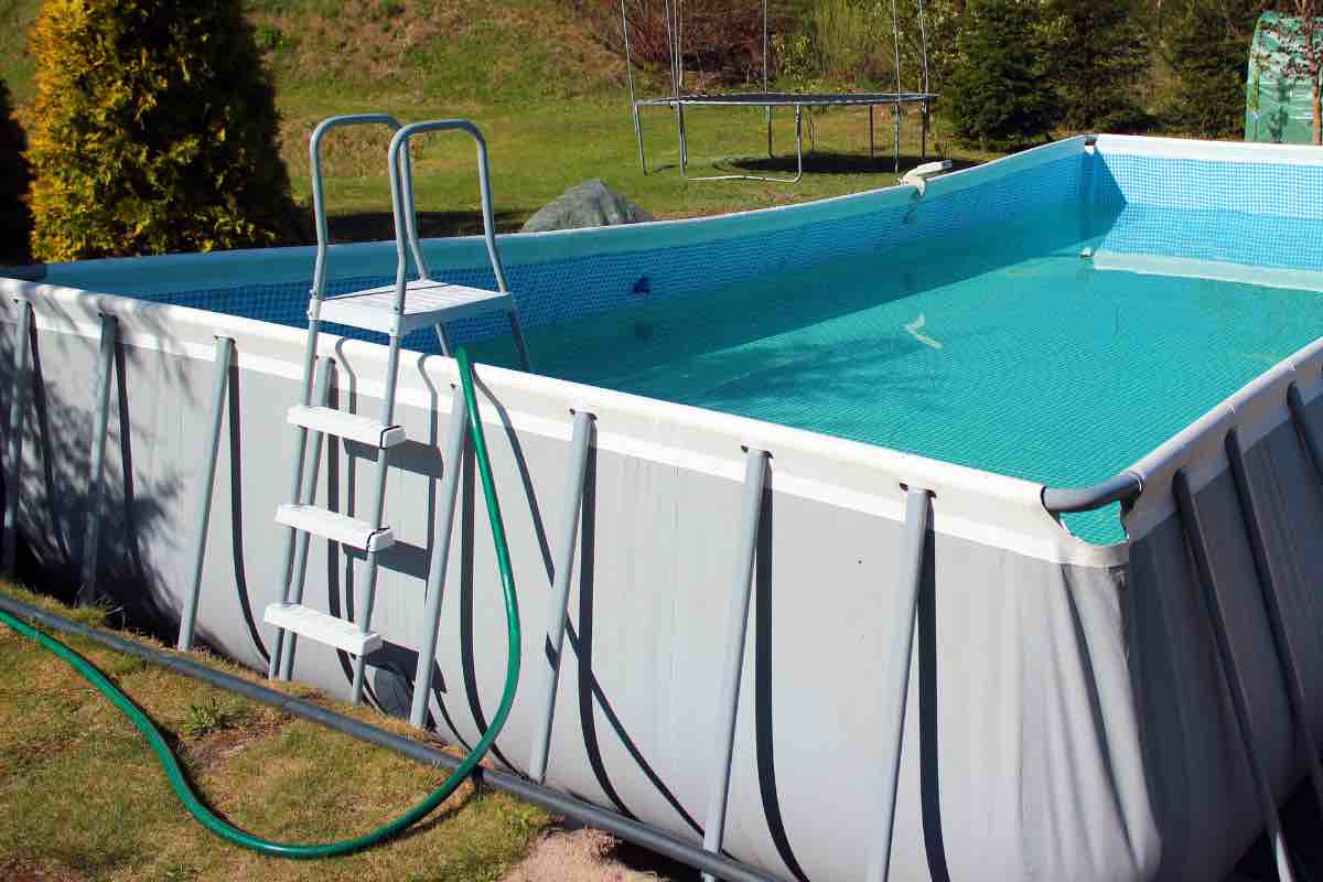 Piscina mezza piena e mezza vuota in giardino