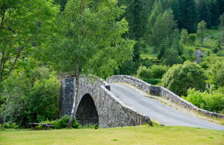 Scorcio di ponti scozzesi sulla passeggiata della West Highland Way