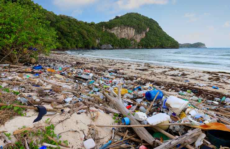 plastica in spiaggia 